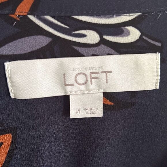LOFT silky navy floral blouse great for the fall size M - Picture 2 of 4